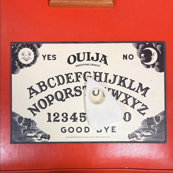 Ouija Mystifying Oracle Board Game GLOWS IN DA DARK - Picture 2 of 9